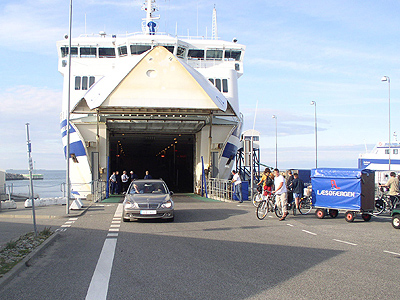 Bil forlader Læsøfærgen i Vesterø